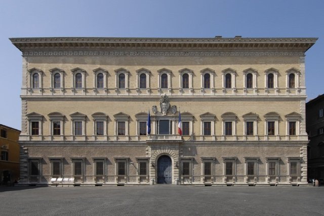 L'une des façade du Palais Farnèse : ici vue de la place Farnèse